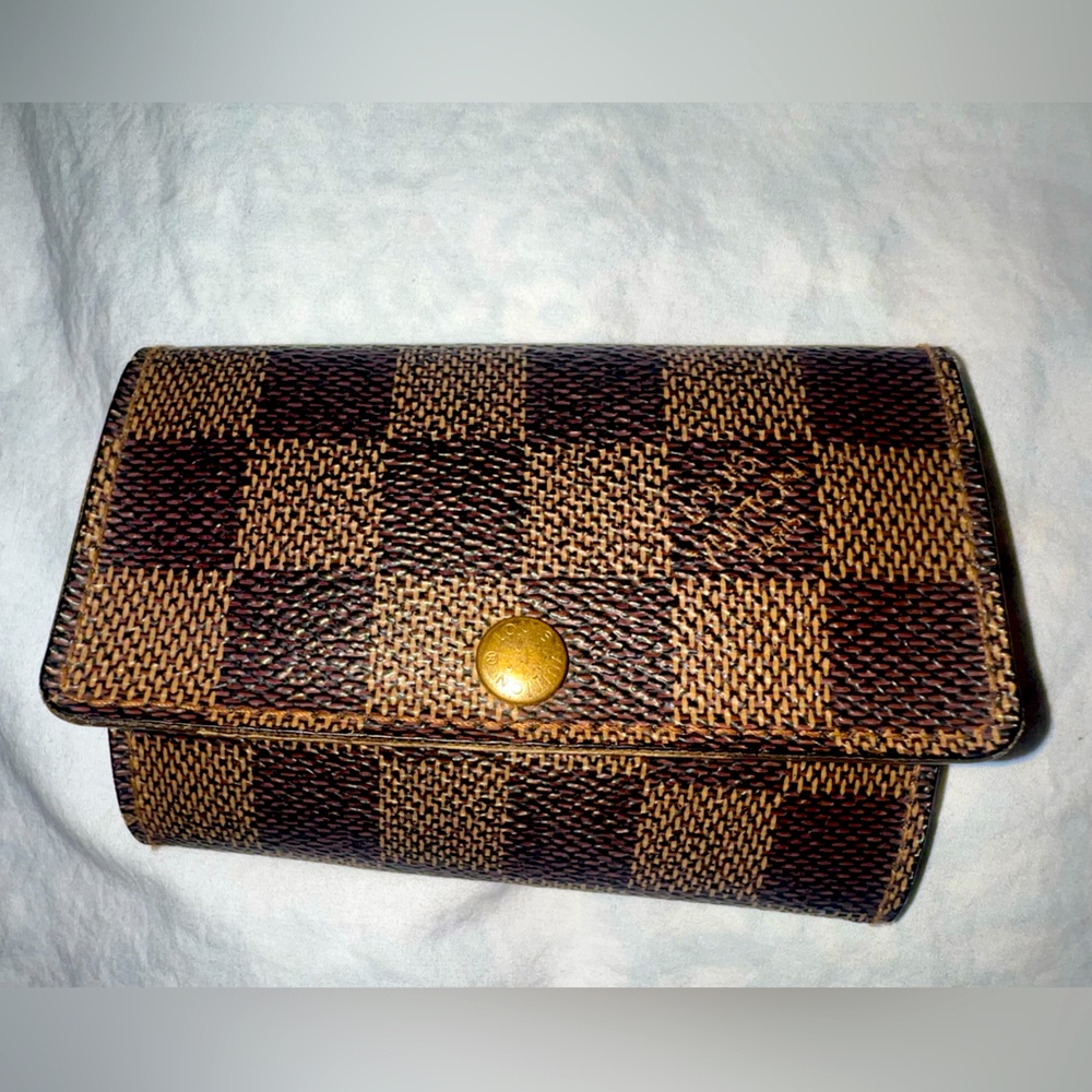 LV Damier key holder case.